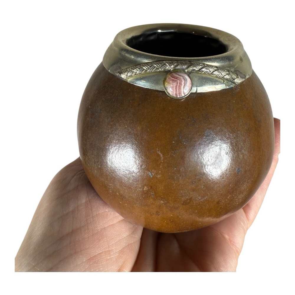 Round‎ Gourd Pot with Stone Accent